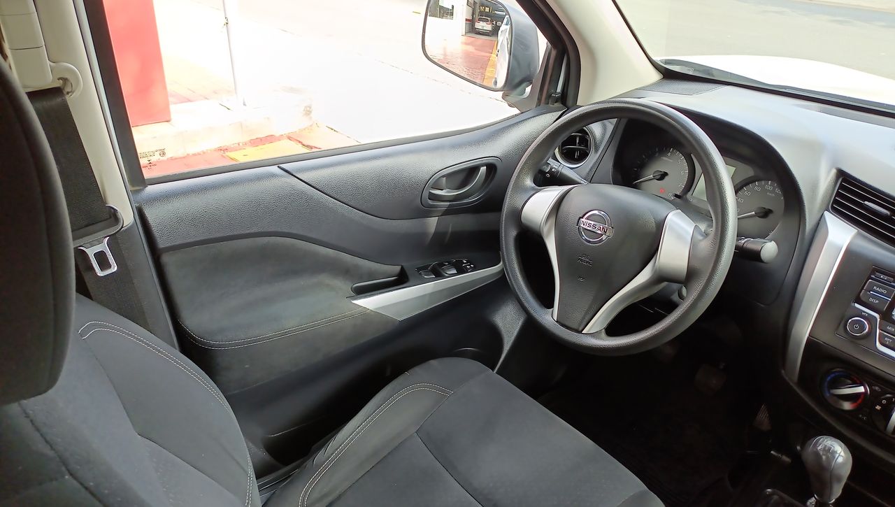 2020 Nissan NP300 Doble Cabina 2.5 SE Paq Seguridad Mt