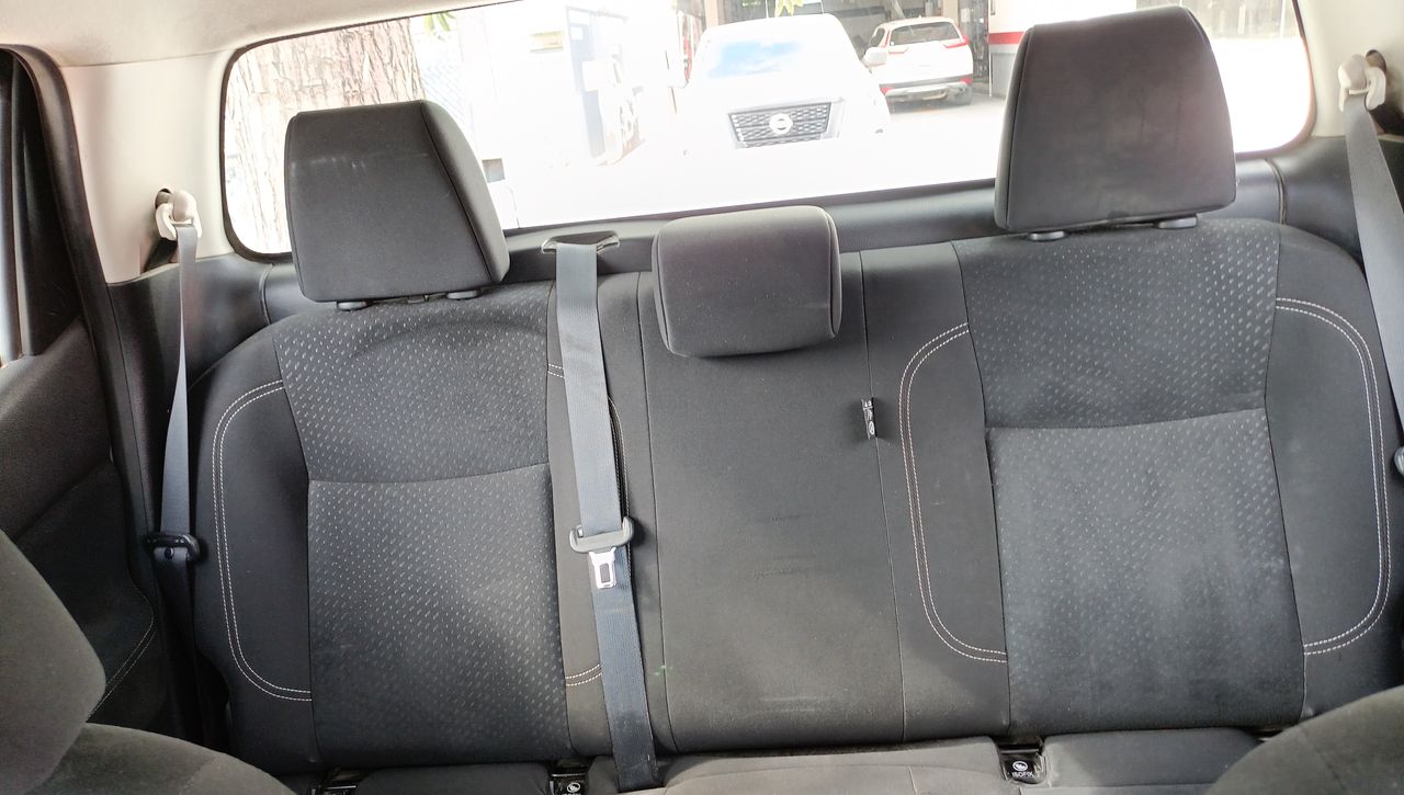 2020 Nissan NP300 Doble Cabina 2.5 SE Paq Seguridad Mt