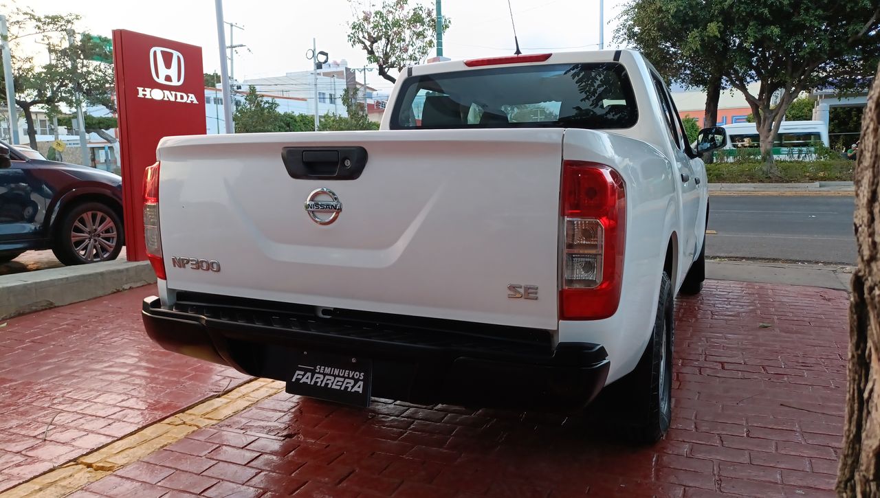 2020 Nissan NP300 Doble Cabina 2.5 SE Paq Seguridad Mt